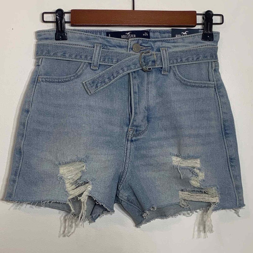 NWT Hollister High Rise Light‎ Wash Denim Jean Button Fly Mom Short